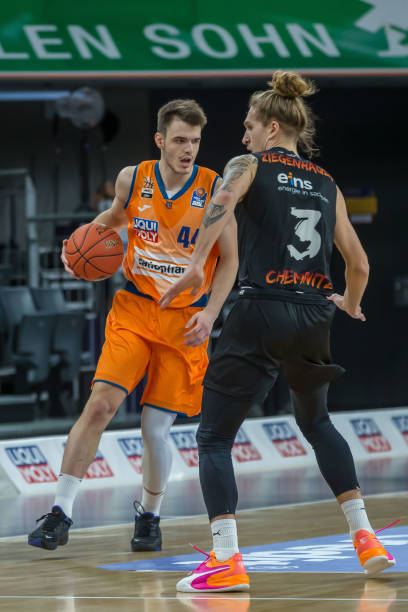 的中后卫位 的中后卫位