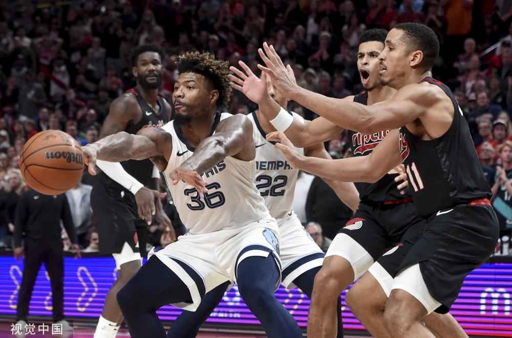 而他在场时 而他在场时